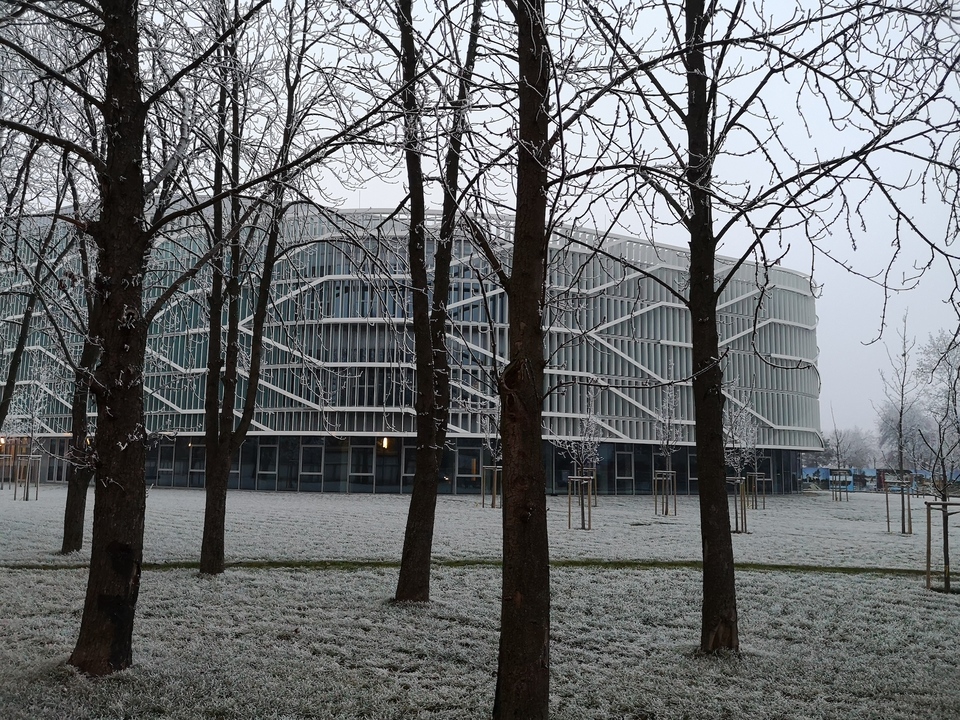 Homlokzatképzés lamellás árnyékolókkal – Kecskeméti Campus, Kecskemét – tervezők: Hartvig Lajos DLA, Bánáti Béla (Bánáti + Hartvig Építész Iroda Kft.), Nyéki Gábor (LIMA Design Kft.) – forrás: Krüllung
