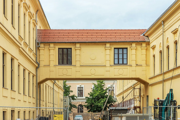 Végéhez közeledik Debrecen pompás klasszicista városházának felújítása. A munka magába foglalta az épület mögötti, bő harminc évvel korábbi, egykori Kis-Orbán-féle kereskedőház korszerűsítését is, és természetesen nem maradt ki a munkából a két épület közé 1913-ban épített híd sem.
