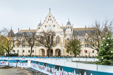 A tér déli lezárását a monumentális városháza adja, amelyet közelmúltban véget ért felújítása után, az Építészfórum részletesen is bemutatott.
