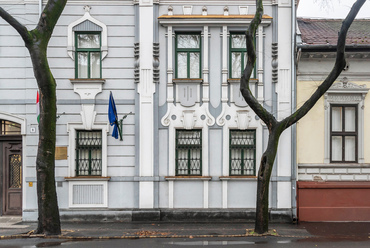 A főtereket szegélyező kisebb utcákban is közel száz kisebb, műemlék épület sorakozik, és hasonló számú, védelem nélküli, de mutatós szecessziós ház is. A Batthiány utca 9. az utóbbiak közé tartozik, tulajdonos NAV irodaházaként működik.
