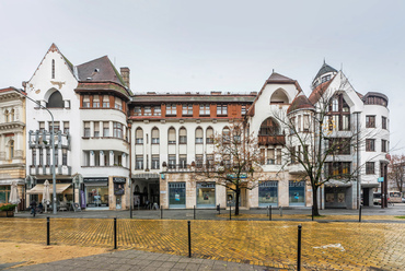 A református újkollégiummal szemben, szinte azonos időben, és szintén Mende Valér tervei szerint épült a Luther-palota, az egyházközösség bérháza.
