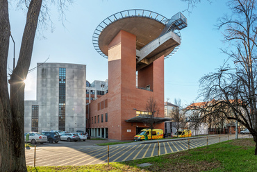 A szomszédos, 410 ágyas klinikai tömb 1989-re készült el, a KÖZTI és Marosi Miklós vezető tervező munkája alapján, aki két és fél évtizeddel később ugyanebben a minőségben szerkesztette meg az épület kibővített, új bejáratát is, tetején helikopter leszállóhellyel.
