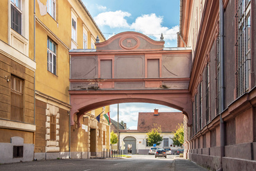 A világhírű velencei sóhajok hídjára hasonlító átkötést a helyiek nem is a hivatalos Batthyány utcaként, hanem Sóhaj közként ismerik.
