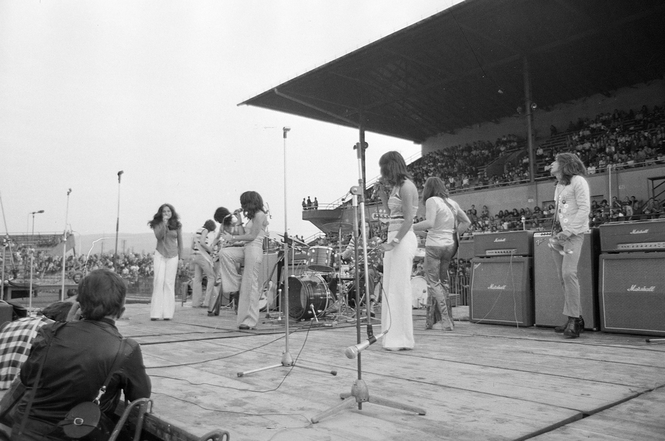 DVTK-stadion, Rockfesztivál. A Generál együttes és a Mikrolied vokál fellépése, 1973. Forrás: Fortepan / Gyulai Gaál Krisztián
