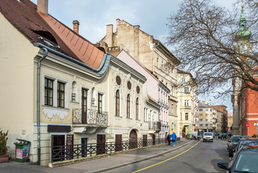 A pestieknél is öregebb házak persze elsősorban Budán sorakoznak, amelynek dunaparti részét szintén nem kímélte az ár. A már ekkor is közel száz éves Fehér Kereszt fogadó rokokó stílusú épülete a mai Batthyány-téren áll.
