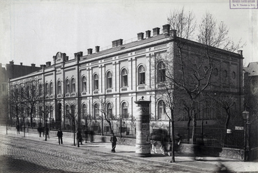 Rottenbiller utca 50., Erzsébet Leányárvaház (ma az épület az Állatorvostudományi Egyetemhez tartozik). A felvétel 1890. után készült. Forrás: Fortepan / Budapest Főváros Levéltára. Levéltári jelzet: HU.BFL.XV.19.d.1.07.104
