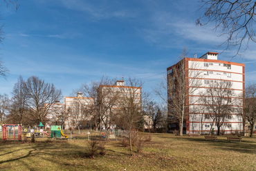 A projektben nagy hangsúlyt kaptak a zöldfelületek is, bár ebben a kép bal oldalán futó Miskolc-Ózd vasútvonal védőtávolsága is szerepet játszott.
