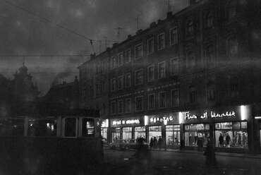 Fő tér 16. az Elegancia Áruházzal, 1963. Forrás: Fortepan / Bojár Sándor
