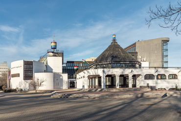 A szomszédos Tudomány és Technika háza 1985-89 között épült. A miskolctapolcai Juno Hoteltől a tokaji Fesztiválkatlanig a megye számos fontos épületét tervező Bodonyi Csaba munkája.

 
