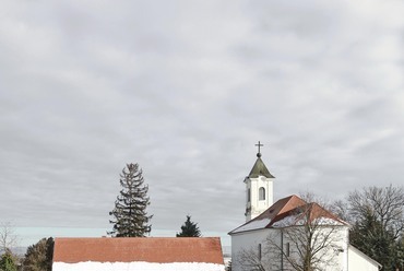 Közösségi csűr a nagykökényesi Havas-Boldogasszony templom kertjében – kollektív műterem – fotó: Kovács Zoltán
