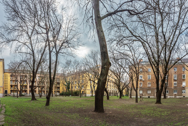 A frissen kialakuló szocializmus lakótelep-építéseinek egyik fő újdonsága az épületek hátsó homlokzatai közti, kerítések nélküli, félprivát tér. Nem kis területekről van szó, hiszen a beépítés mértéke ritkán haladta meg a 25 százalékot, még a városközpontok belső részein is.
