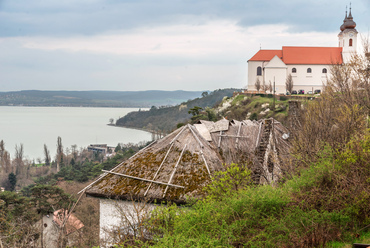 A panorámája alapján a legértékesebb telkek egyikén áll a híres Pisky Sétány elhagyott nyaralója. Nem műemlék, de személyautó beállási lehetőség híján a szomszédjainál rosszabbak a kilátásai.

 
