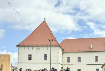 Régészeti ásatások a Mikó-vár nyugati és északi oldalán: a korábbi századok várárok- és sáncrendszerét, a külső bástyákat kutatják több szelvényben. Forrás: Csíkszereda Városháza/Facebook
