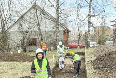 Régészeti ásatások a Mikó-vár nyugati és északi oldalán: a korábbi századok várárok- és sáncrendszerét, a külső bástyákat kutatják több szelvényben. Forrás: Csíkszereda Városháza/Facebook
