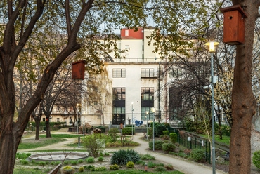 A parkból különleges, új oldalát mutatja a Gerstenberger Ágoston és Arvé Károly által tervezett, 101 éves art deco transzformátorállomás is. Az épület főként a jóval zártabb Kazinci utcai homlokzatáról, és a falai közt működő egykori Elektrotechnikai múzeumról, majd Radnóti Tesla Laborról lehet ismert.
