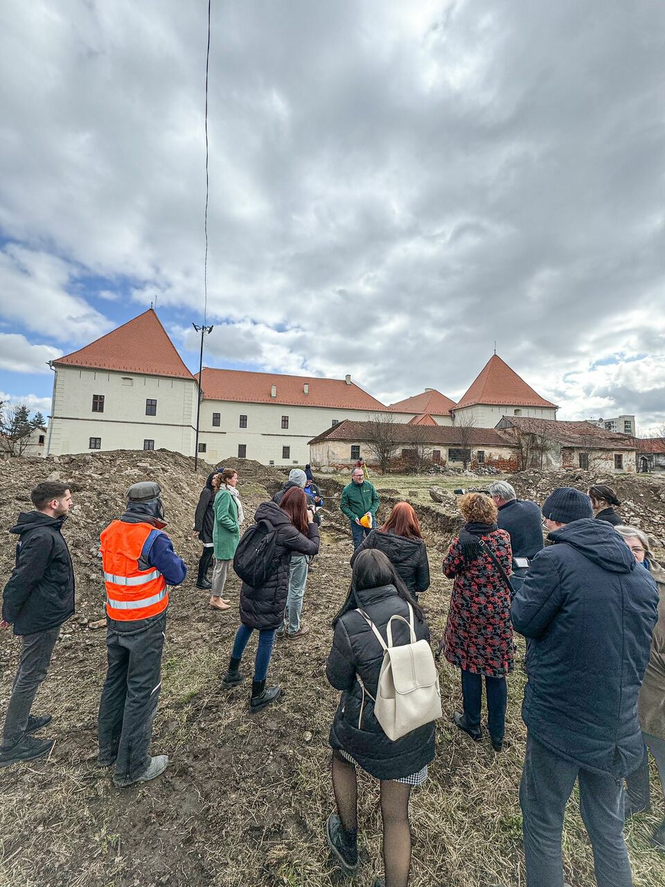 Régészeti ásatások a Mikó-vár nyugati és északi oldalán: a korábbi századok várárok- és sáncrendszerét, a külső bástyákat kutatják több szelvényben. Forrás: Csíkszereda Városháza/Facebook
