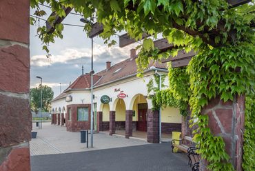 Zamárdi egyszerűbb kialakítású állomásépülete szintén a világháború előtt nyerte el a mai formáját. Különlegessége a tópart szemközti, északkeleti vidékére oly jellemző vörös homokkő homlokzat.

 
