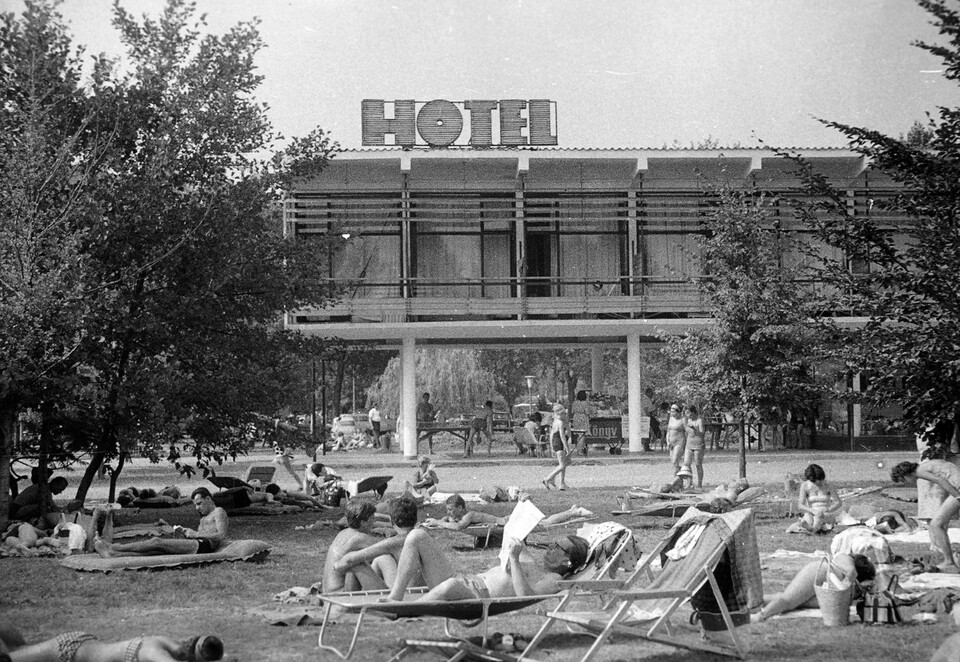 Tihany, Kis Tihany Szálló (Motel, tervező: Polónyi Károly), 1966. Forrás: Fortepan 272423 / Gergely János
