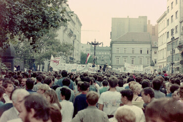 Vörösmarty tér, tüntetés a bős-nagymarosi vízlépcsőrendszer felépítése ellen, 1988. május 27-én. Forrás: Fortepan
