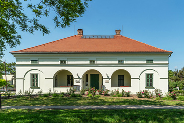 A település életét meghatározó Rónay-család első reprezentatív épülete és otthona az 1835-ben épült kúria, ami 1995-ös felújítása óta látható mai formájában. Falai közt 130 fős rendezvénytér és étterem működik.
