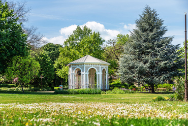 A Millennium téren álló pavilont később Kálmán Imréről, a Siófokon született, később világhírűvé vált operettszerzőről nevezték el.
