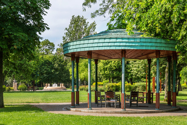 A budapesti Wekerletelep közepén elterülő park átfogó felújítása 2010-ben készült el, a tájépítész szakma számos szakemberének közreműködésével. Egyik látványos újdonsága a rézlemez fedéű, belógatott mennyezetű zenepavilon.
