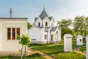 A sírkert másik műemléke az 1906-ban épült neoromán sírkápolna, mellette a Borzeczky család 1930-as évekből származó, kisebb síremléke. Az erősen romos állapotból megmentett épületek a temető szélén, elkerítve állnak.
