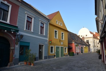 Szentendre, Fő tér 15-16. Tervező: JASSÓ Építészműhely Kft. Fotó: Kőrösi Tamás
