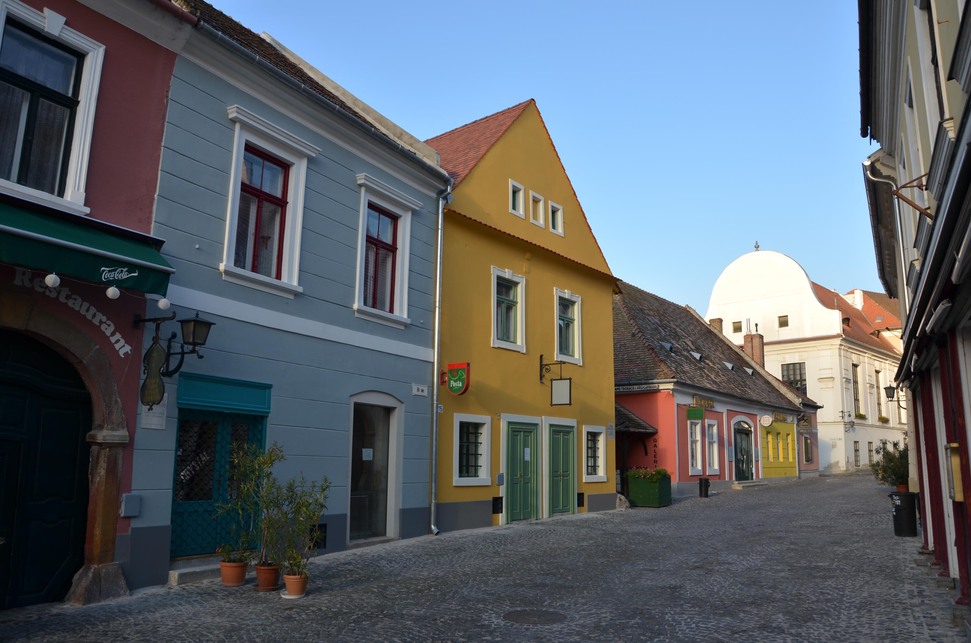 Szentendre, Fő tér 15-16. Tervező: JASSÓ Építészműhely Kft. Fotó: Kőrösi Tamás
