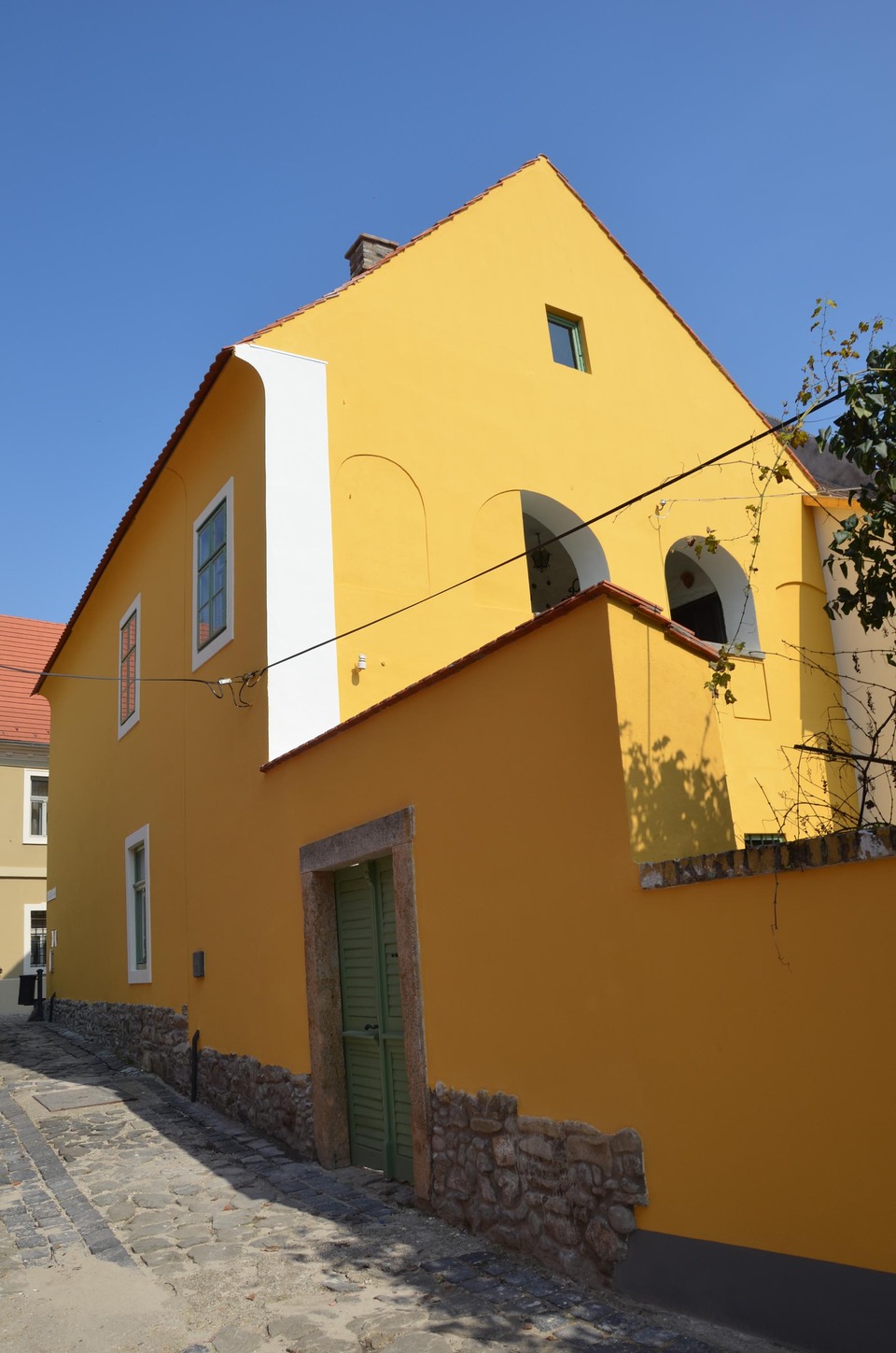 Szentendre, Fő tér 15-16. Tervező: JASSÓ Építészműhely Kft. Fotó: Kőrösi Tamás
