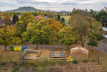 Tantermek Tapolcán. CAN Architects: Fából készült űrhajók – A Bazalt Iskola kültéri tantermei. Fotó: Gulyás Attila
