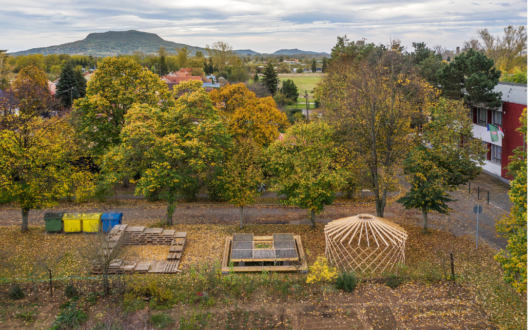 Tantermek Tapolcán. CAN Architects: Fából készült űrhajók – A Bazalt Iskola kültéri tantermei. Fotó: Gulyás Attila
