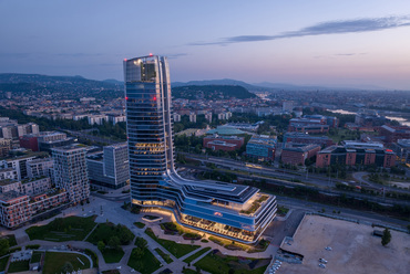 MOL Campus, Budapest – Építészet: Foster + Partners – Generál tervező: Finta és Társai Építész Stúdió Kft. – Belsőépítészet: KINZO Architecten GmbH – Belsőépítész partner: Minusplus Generáltervező Kft. – Fotó: Palkó György – Forrás: Krüllung Kft.
