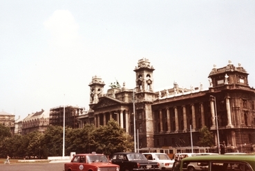 Kossuth Lajos tér, Igazságügyi Palota (ekkor Néprajzi Múzeum és az MSZMP Párttörténeti Intézete), 1984. Forrás: Fortepan / PRL
