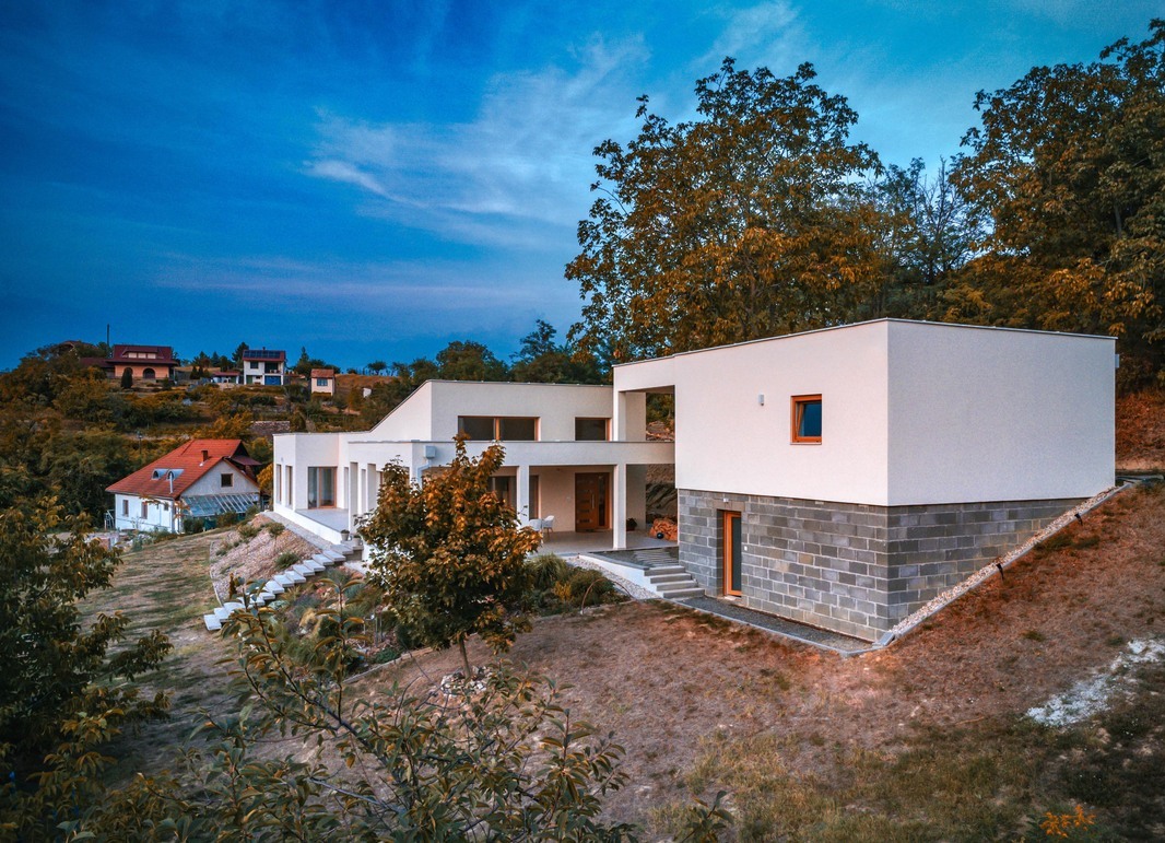 Villa a kisváros felett