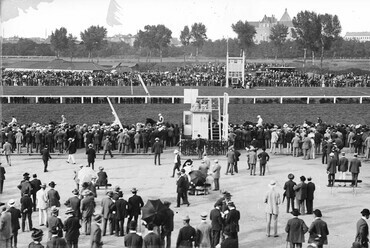 A "városligeti" Lóversenytér a későbbi Népstadion helyén, nagyverseny előtti parádé, 1908. Forrás: Fortepan / Deutsche Fotothek / Brück und Sohn
