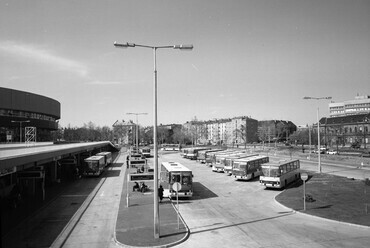 Hungária körút, Népstadion autóbusz-pályaudvar. Balra a Budapest Sportcsarnok, 1982. Forrás: Fortepan / FŐMTERV
