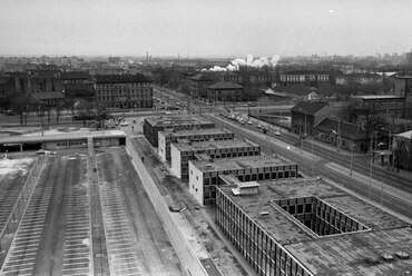 Kilátás a Stadion szállóból a Kerepesi út - Hungária körút kereszteződése felé, előtérben a Budapest Sportcsarnok parkolója és a metró épületei, 1982. Forrás: Fortepan / Urbán Tamás
