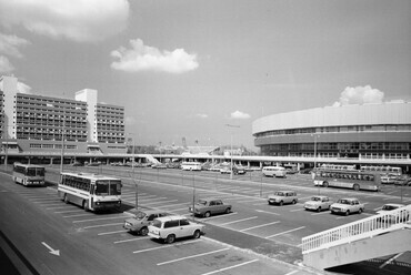 Parkoló a Stadion szálló és a Budapest Sportcsarnok előtt, középen a háttérben a Népstadion látható, 1982. Forrás: Fortepan / FŐMTERV
