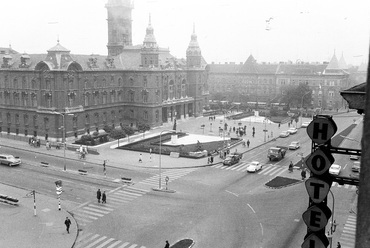 Szent István (Tanácsköztársaság) út - Baross Gábor (Lenin) útkereszteződés és a Városháza a Rába Hotelből nézve, 1966. Forrás: Fortepan / Tóth Ákos
