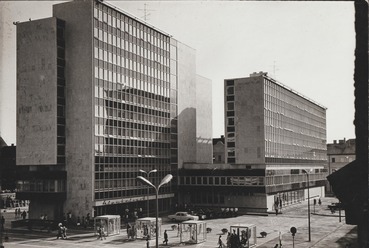 A Megyei Tanács és a Vízügyi Igazgatóság új épületei az átadási ünnepség első napján, 1971 augusztus 19-én. Fotó: Nagy József. Forrás: https://www.facebook.com/regigyor/
