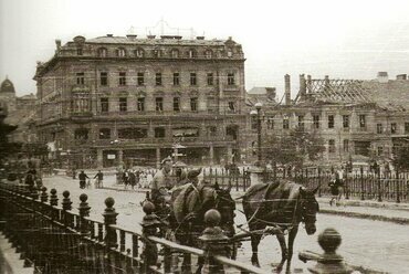 A Royal és Fehér hajó szállók az 1944. július 2-ai bombázás után. Forrás: https://regigyor.hu/
