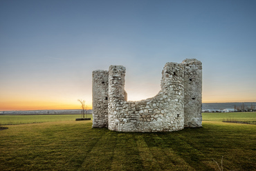 A kutatások szerint a templom a római időktől kezdve lakott „Tek/Thewk” községekhez tartozhatott, végérvényesen a török korban pusztulhattak el. A templomrom falainak kora majd 800 év.
