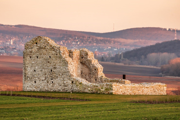 A megújult falazatok a közelben megőrzött és összegyűjtött autentikus kövek felhasználásával épültek. A templomrom remélhetőleg újabb évszázadokon keresztül öltözteti a költői tájat, és töredékével őrzi az egykori Árpád-kori falu emlékét.
