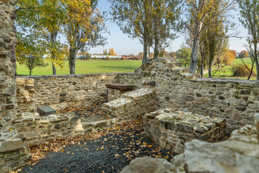 A felújítás során visszafogott kortárs kiegészítéseket tettek, melyek erősítik a templomrom szakrális kontiniutását. Ilyen például a sekrestyében elhelyezett egyedi gyártású műkőpad, a templombelsőbe kihelyezett két műkő-mécsestartó, melyek rendezett formába gyűjtik a korábban elszórva található mécseseket. A környezetrendezés részeként a római kori oltárkövet visszahelyezték az egykori háromkaréjos épület területére.
