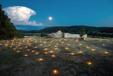 László János régész vezetésével 2003-2006 között a Csákányospusztai templomtól északra és keletre 144 sírhely feltárásával temetkezés nyomait találták. A romemlék felújítását követően, a hivatalos átadás éjszakáján - miután az ünnepi esemény zaja alábbhagyott - a ROM Vándor csapat tagjai a templomrom körül azonosított sírhelyekről is megemlékeztek és 144 darab mécsest helyeztek el a sírok pontos helyén. Fotó: Belecz Péter
