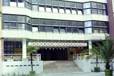 Almássy tér, a Szabadidőközpont, 1985. Forrás: Fortepan / Artfókusz
