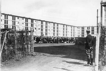 Archív kép. 

Forrás: https://www.messynessychic.com/2023/01/13/the-first-parisian-skyscrapers-were-also-a-notorious-world-war-ii-jewish-camp/
