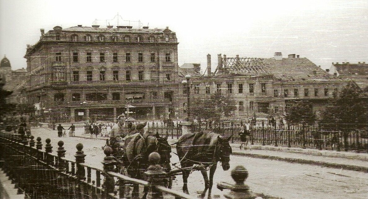 A Royal és Fehér hajó szállók az 1944. július 2-ai bombázás után. Forrás: https://regigyor.hu/
