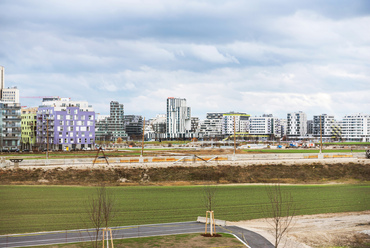 Bécs belvárosától mintegy öt kilométerre keletre, az egykori repülőtér helyén, a 2010-es években adták át Seestadt városrész első épületeit. Azóta a mintegy 1x1 kilométeres terület közel fele épült be.

 
